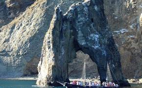 В шторм туристов в Крыму развлекают рискованными трюками в море
