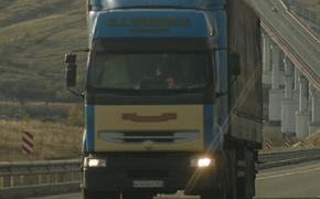 Пять грузовых машин увозят вещи с дачи посольства США в Москве
