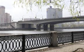 В Москве мужчина прыгнул с моста за упавшими в реку ключами