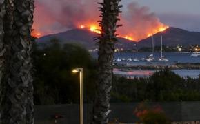Авиация МЧС тушит крупный природный пожар в горах Крыма