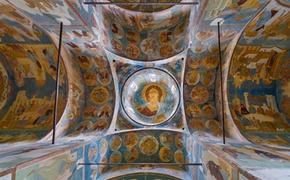 Археологи обнаружили в Новгороде несколько десятков квадратных метров фресок XII