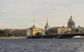 Пассажирский теплоход врезался в опору Дворцового моста в Санкт-Петербурге