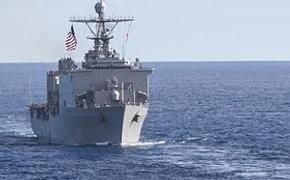 Эсминец ВМС США столкнулся с торговым судном, пропали десять моряков