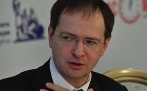 Министр культуры России покрасил забор в Казани