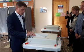 Олег Кожемяко попробовал выпечку на избирательном участке