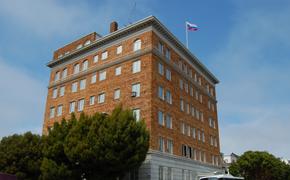 На дипломатов РФ подали в суд за черный дым над консульством в Сан-Франциско