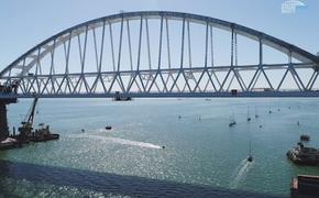 Яхтсмены прошли под аркой Керченского моста