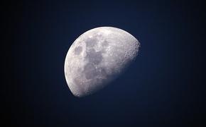 Рядом с Луной разглядели таинственный черный НЛО