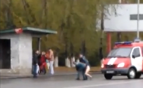 Возле екатеринбургского ТЦ "Радуга Парк" гуляла  обнаженная  девушка