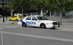В Канаде грузовик протаранил автомобиль полицейских
