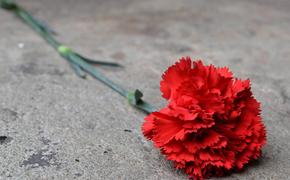 К посольству США в Москве несут свечи и цветы после трагедии в Лас-Вегасе