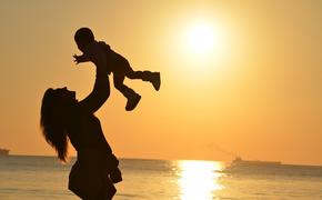 Психологи доказали, что матери больше любят дочерей, чем сыновей