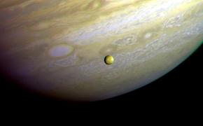Уфологи заявили об обнаружении на спутнике Юпитера НЛО в форме сигары