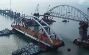 Под обеими арками Крымского моста прошло первое судно