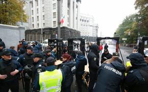 Участники митинга в Киеве оскорбили и забросали яйцами депутата Рады