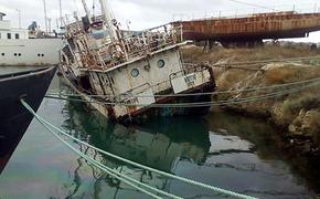 В Севастополе брошенное судно уходит под воду
