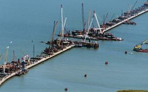 У строящегося Крымского моста летают американские беспилотники