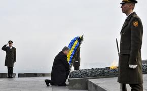Порошенко стоя на коленях  поблагодарил украинцев за победу над фашистами
