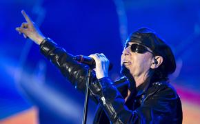 Музыканты Scorpions подняли российские флаги на концерте в Санкт-Петербурге