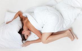 Специалисты рассказали, на каком боку полезнее спать
