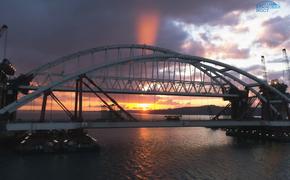 Появилось ночное фото арок Керченского моста