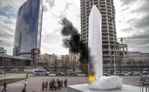 В Екатеринбурге 7 ноября подожгли памятник Ельцину