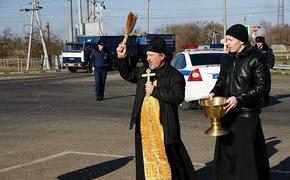 Сотрудники ГИБДД прошли крестным ходом по опасному участку трассы в Краснодаре