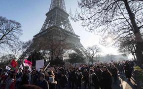 Тысячи женщин протестуют на улицах Парижа