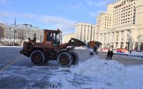 Впервые за сезон коммунальная техника вышла в Москве на уборку снега