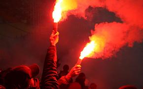 Участники факельного шествия забросали файерами полицию в Киеве
