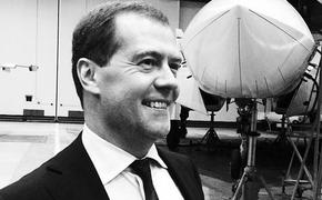 Дмитрий Медведев сегодня в прямом эфире заявит: "Деньги есть"