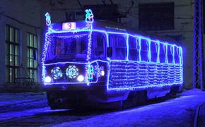 В Екатеринбурге пустили новогодний трамвай