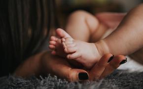 В Минтруде сообщили подробности о выплатах при рождении первого ребенка
