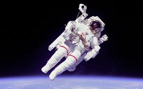 Скончался астронавт, который первым в истории вышел без страховки в космос