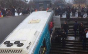 Опознаны все погибшие в ходе въезда автобуса в переход на "Славянском бульваре"