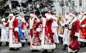 Завтра в Москве проведут новогодний флешмоб и парад Дедов Морозов