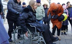 Собчак проехалась в инвалидной коляске