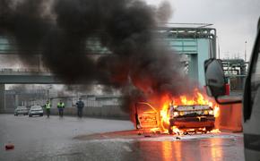 НА МКАД возле Ярославского шоссе загорелся автомобиль