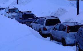 Автомобилисты Сахалина провели 6 часов в снежной ловушке