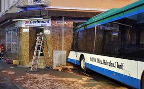 Автобус с детьми врезался в стену жилого дома в Германии