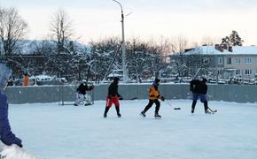 В Челябинске и Еманжелинске отремонтировали хоккейные корты