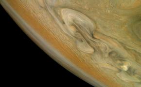 NASA опубликовало снимки бушующего урагана на Юпитере