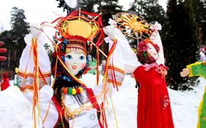 В парке Гагарина проводят зиму песнями и выставкой масленичных кукол