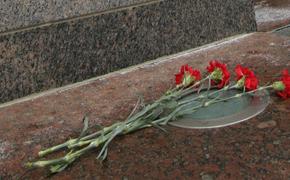 Цветы несут к зданию Минобороны в Москве в память о летчике Филипове