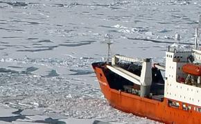 Теплоход со 127 пассажирами на борту застрял во льдах Охотского моря
