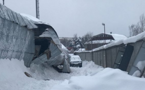 В Балашихе крыша автостоянки рухнула на автомобили