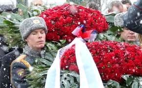 Цветы возложили к мемориалу памяти советских воинов в Берлине