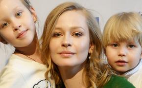 Юлия Пересильд показала нежное фото с дочками Машей и Аней