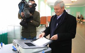 Глава южноуральского парламента Владимир Мякуш пришёл на выборы всей семьёй