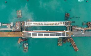 Строители начали укладку асфальта на последних участках Крымского моста